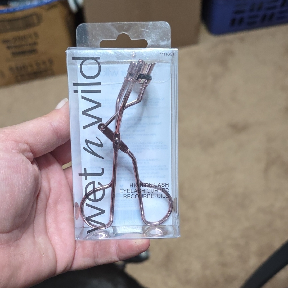 Wet n Wild Metallic Eyelash Curler - Picture 3 of 3